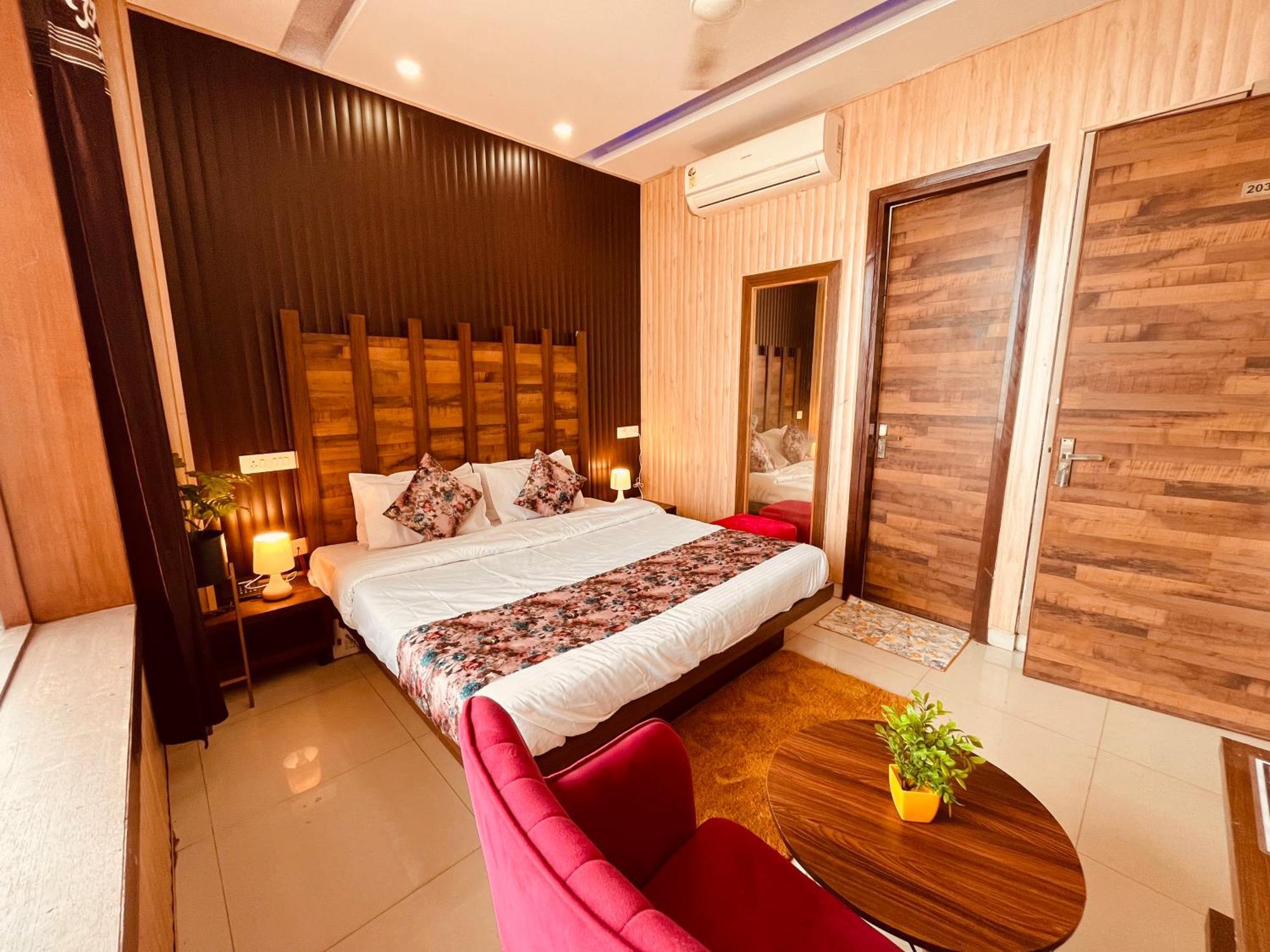 Hotel The Pearl Grand - Top Rated ! Most Awarded ! Parking ! Lift ! Luxury Rooms ! Best Selling Zirakpur Exterior photo